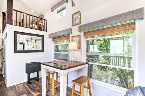 Φωτογραφία από το άλμπουμ του Eureka Tiny Home with Hot Tub and Community Beach! σε Eureka
