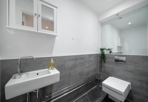 y baño con lavabo blanco y aseo. en DUPLEX 2 Bedr, 3 Beds, 2,5 Bath Trafalgar Square, en Londres