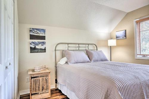 um quarto com uma cama e uma janela em Central Creekfront Spearfish Apt by City Park em Spearfish