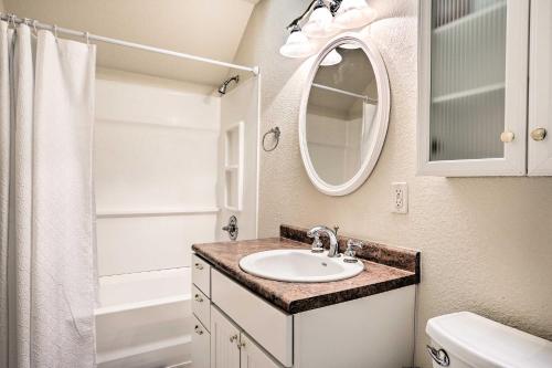 Ένα μπάνιο στο Central Creekfront Spearfish Apt by City Park