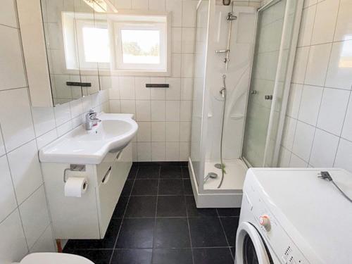 Koupelna v ubytování Five-Bedroom Holiday home in Vevang 2