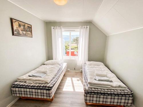 En eller flere senger på et rom på Five-Bedroom Holiday home in Vevang 2