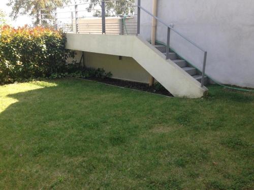 eine Treppe, die zu einem Gebäude mit einem Rasenplatz führt in der Unterkunft Villa 5* Nice St Pancrace in Nizza