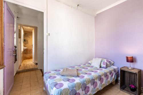 - une petite chambre avec un lit et un couloir dans l'établissement THE CREW HOUSE LA CIOTAT - Maison de pêcheur en triplex 3 chambres et box privatif au dessus du Vieux Port, à La Ciotat