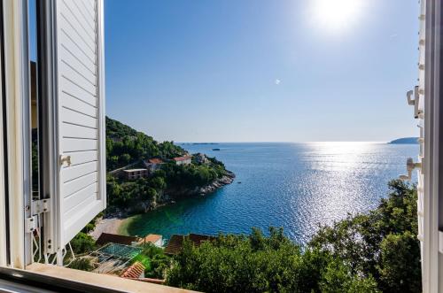 uma vista para o oceano a partir de uma casa em Indy's Beach Apartments em Dubrovnik