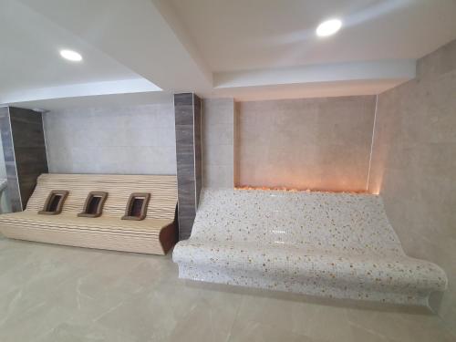 a room with two beds in a room at Apartman Žuta dunja - Sunčani breg in Kopaonik