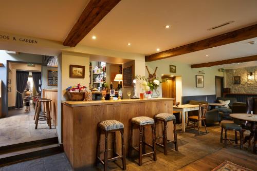 Ο χώρος του lounge ή του μπαρ στο The Kingham Plough