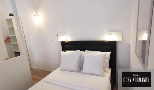 Ένα ή περισσότερα κρεβάτια σε δωμάτιο στο Cosy Normandy - 03