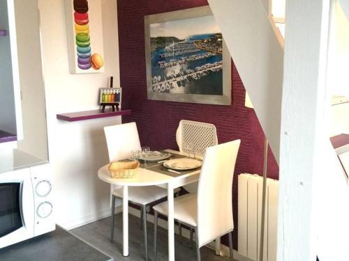 アルゾンにあるTrès joli duplex Port Crouesty Morbihanのダイニングルーム(白いテーブル、椅子付)