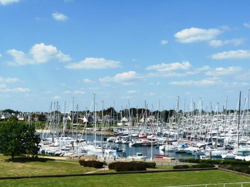 un groupe de bateaux amarrés dans un port dans l'établissement Studio Les Hameaux du Crouesty, à Arzon