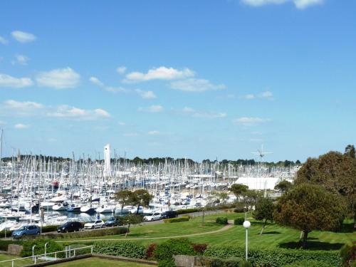 un puerto deportivo lleno de muchos barcos blancos en Studio Les Hameaux du Crouesty, en Arzon