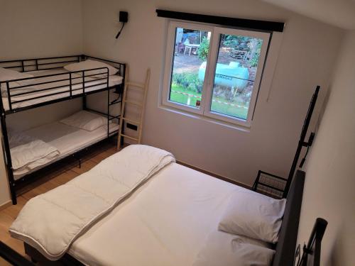 2 Etagenbetten in einem Zimmer mit Fenster in der Unterkunft Hogenberg Heiken Lichtaart / Kasterlee in Lichtaart