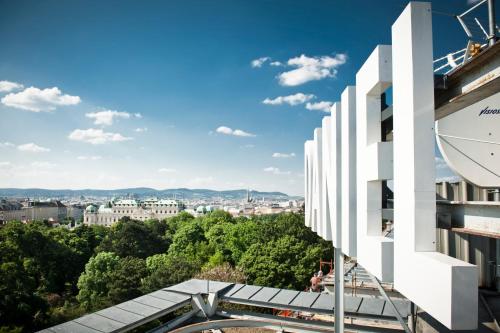 Aussicht vom Dach eines Gebäudes in der Unterkunft Hotel Daniel Vienna - Smart Luxury Near City Centre in Wien