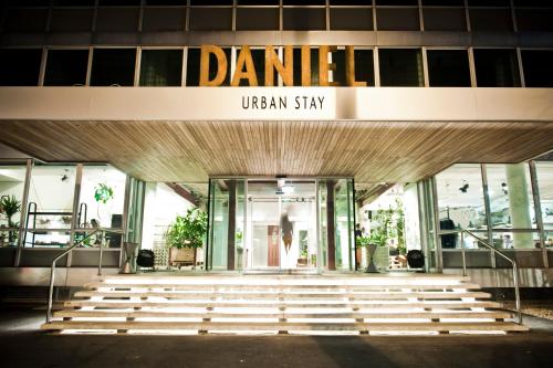 Hotel Daniel Vienna - Smart Luxury Near City Centre في فيينا: مبنى عليه لافته لدخول مبنى