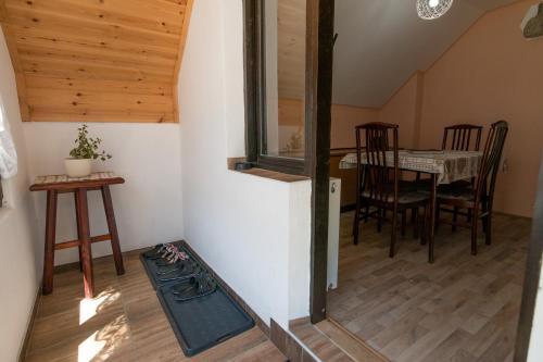 um quarto com uma mesa e cadeiras e uma sala de jantar em Bogu iza nogu 2 em Bajina Bašta