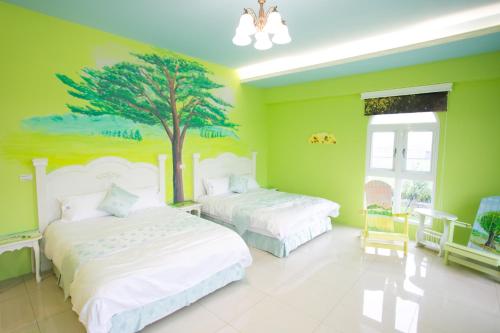 礁溪鄉的住宿－蝶古巴特風情畫手作民宿，一间卧室配有两张床,墙上绘有一棵树。