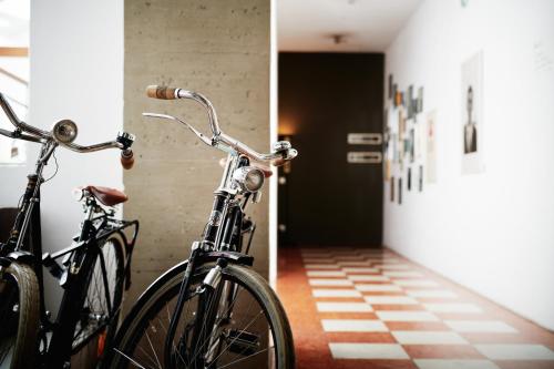 due biciclette parcheggiate contro un muro in un corridoio di Grand Hôtel Wiesler - Centre of Graz a Graz