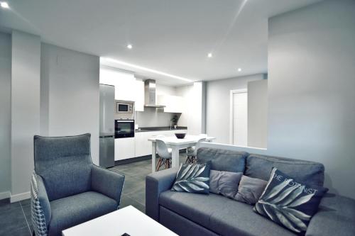 uma sala de estar com um sofá e uma mesa em Apartamento Las Perdices em Pontevedra