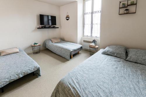 - une chambre avec 2 lits et une télévision à écran plat dans l'établissement Studio centre ville avec parking privé, à Cholet