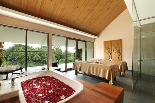 Letto o letti in una camera di Plataran Ubud Hotel & Spa - CHSE Certified