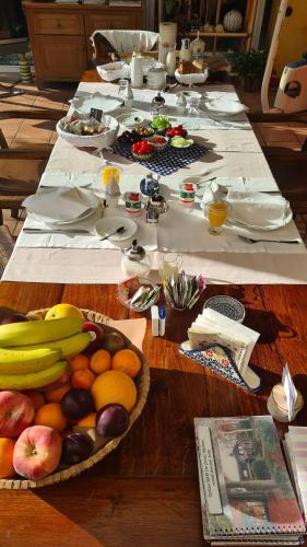 a long table with a plate of fruit on it at B&B De Zeven Berken in Nistelrode