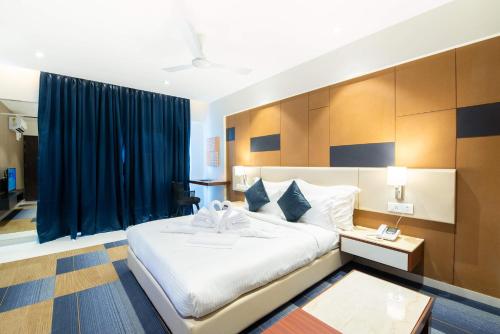 StayBird - B Suite, Business Hotel, Kharadiにあるベッド