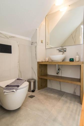 Curcumelli Luxury Suites - Portoni 2