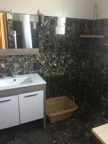 une salle de bain avec un lavabo et un miroir dans l'établissement Chambre pratique avec Wc et vasque attenant du rucher naturaile, à Montagnac