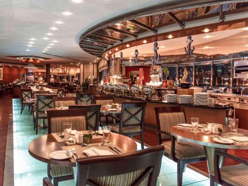 مطعم أو مكان آخر لتناول الطعام في Swissôtel Al Murooj Dubai