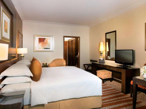 Swissôtel Al Murooj Dubai Image