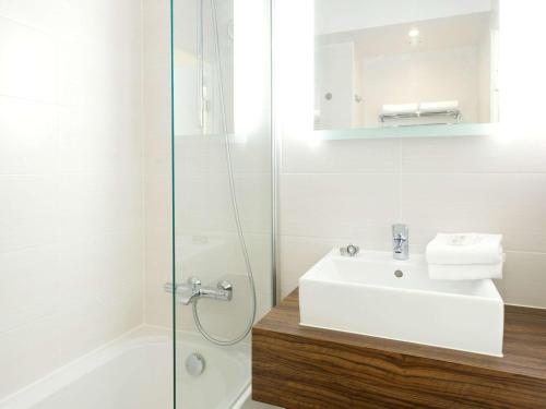 Een badkamer bij ibis Styles Zeebrugge