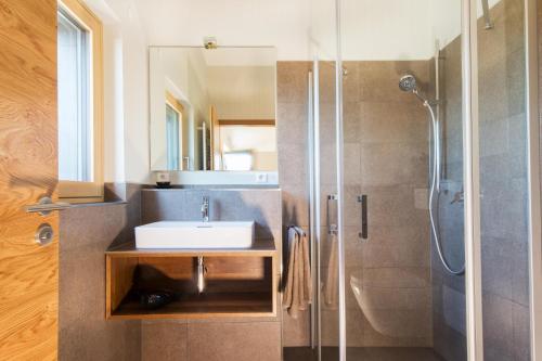 a bathroom with a sink and a shower at Ferienwohnung Elfriede in Neukirch