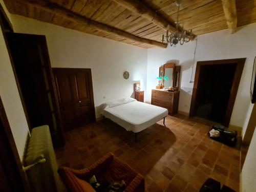 1 dormitorio con 1 cama blanca en una habitación en Il mercadante casa vacanze, en Torraca
