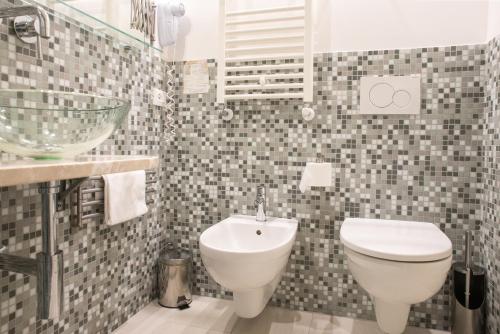 a bathroom with a toilet and a sink at Al Mascaron Ridente in Venice