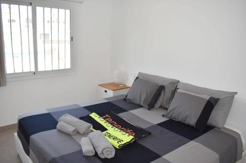 - une chambre avec un lit et des serviettes dans l'établissement Margherita's Apartment San Eugenio Costa Adeje, à Adeje