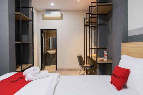 Tempat tidur dalam kamar di RedDoorz Plus near Taman Anggrek Mall