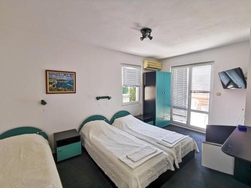 ソゾポルにあるKavaler Hotelのベッド2台と窓のある病室です。