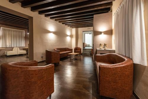 a lobby with brown chairs and a waiting room at Gratteri Resort in Gratteri