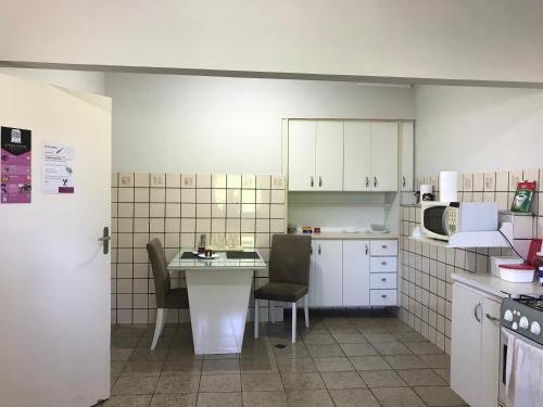 Кухня или мини-кухня в Bento Ferreira Hostel
