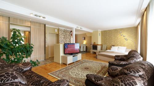 uma grande sala de estar com uma cama e uma televisão em DaugavaLuxApartments Free Parking em Riga