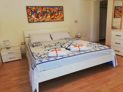 パレルモにあるCappuccini Loftのベッドルーム1室(白いベッド1台、枕2つ付)