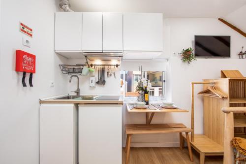 Dapur atau dapur kecil di Vila Maria Rooms by Host-Point