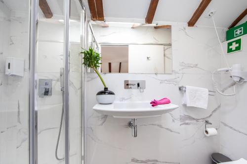 Bilik mandi di Vila Maria Rooms by Host-Point