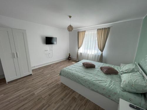 Giường trong phòng chung tại Cozy House Neustadt