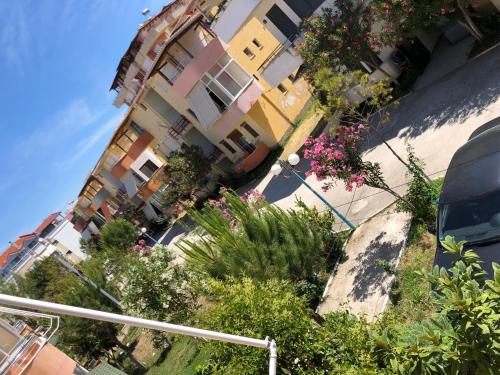 una vista aérea de un edificio de apartamentos con flores en Eldi's Apartment, en Golem