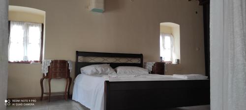 Ένα ή περισσότερα κρεβάτια σε δωμάτιο στο POLLY FOURNAROU tower-house