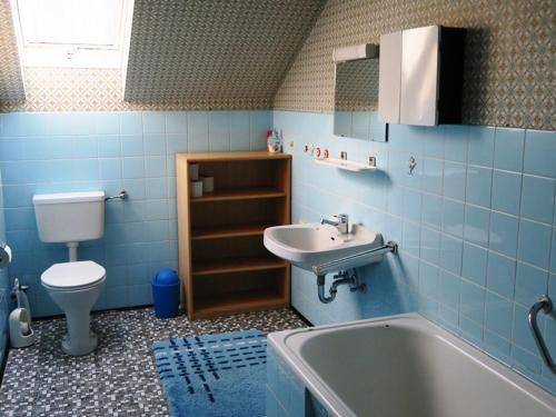 La salle de bains est pourvue d'un lavabo, d'une baignoire et de toilettes. dans l'établissement Ferienwohnung Leitner, à Kiefersfelden