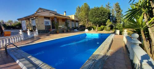a swimming pool in front of a house at Casa Rural San Rafael in Láchar