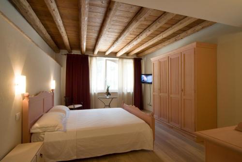 Villa de Winckels في Tregnago: غرفة نوم بسريرين ونافذة