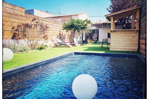 une piscine dans l'arrière-cour d'une maison dans l'établissement Villa VITA, piscine privée chauffée & jacuzzi privatif, 5mn des plages, à Porto-Vecchio